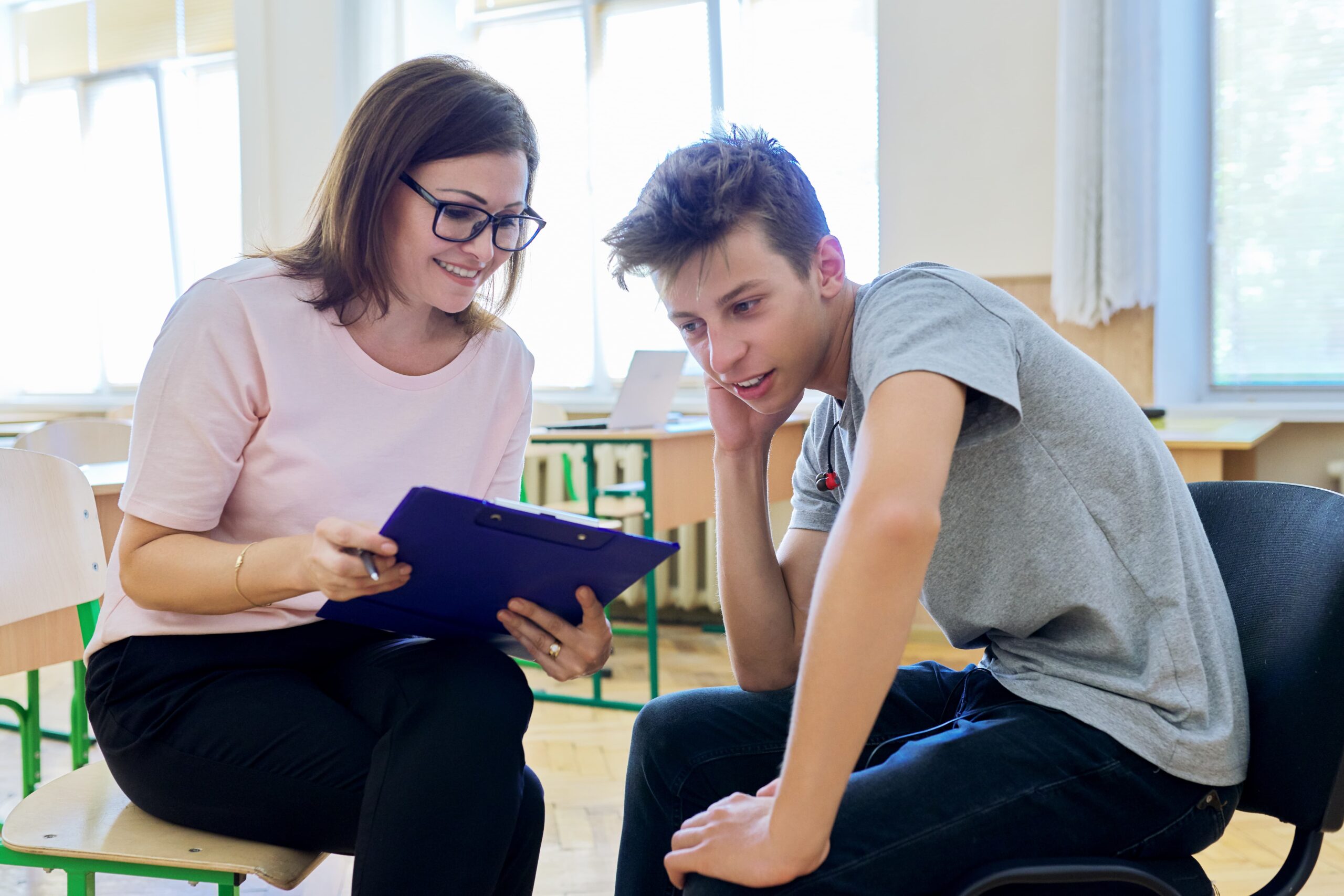 counselor and patient discussing addiction recovery plan