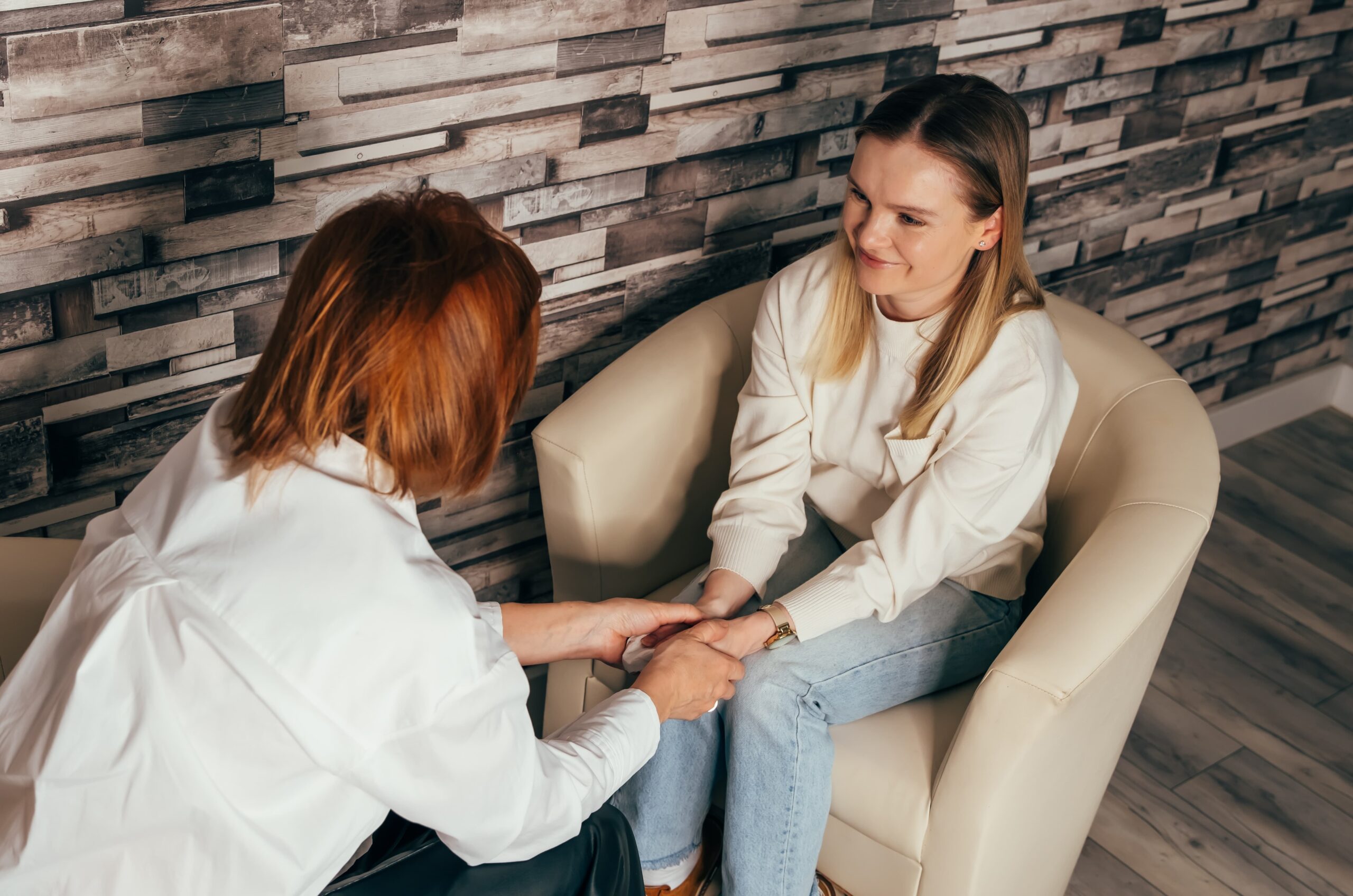 Counseling session helping individuals with 8 signs of drug abuse